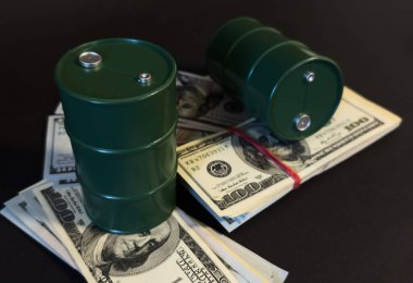 Uçak ve para. Amerikan dolarlarının arka planında bir uçak. Seyahat masrafları, uçak biletleri ve uçak biletleri, tatil masrafları. Yüksek kalite fotoğraf