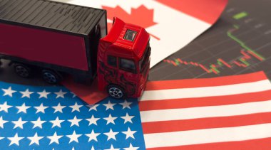 Arka planda ABD Kanada bayrağı var. Kamyon, nakliye, nakliye. Nakliye ve lojistik konsepti. Yüksek kalite fotoğraf
