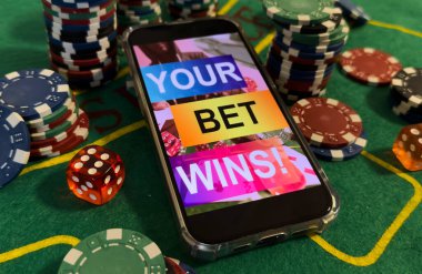 Online poker konsepti. Yeşil arka planda akıllı telefon ve poker fişleri. Poker çevrimiçi afişi. Uzayı kopyala Vignette. Mesaj için yer. Kumar oynuyorum. Geçmişi. Yüksek kalite fotoğraf