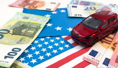 Araba parada ve ABD bayrağında, finans satış sigortası konsepti. Yüksek kalite fotoğraf