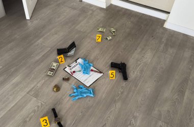 Deliller ve açık gri mermer arka planda suç mahalli işaretleri, düz zemin. Yüksek kalite fotoğraf