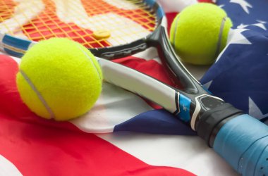 Amerikan bayrağında tenis topu olan bir tenis raketi. Tenis yarışması konsepti. Yüksek kalite fotoğraf