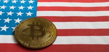 Amerikan bayrağında altın taşlı madeni para. Bitcoin madencilik konsepti. Yüksek kalite fotoğraf