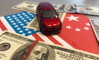 Çin bayrağı ve ABD bayrağı kumaştan yapılmıştır. - Araba. Yüksek kalite fotoğraf