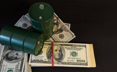 Uçak ve para. Amerikan dolarlarının arka planında bir uçak. Seyahat masrafları, uçak biletleri ve uçak biletleri, tatil masrafları. Yüksek kalite fotoğraf