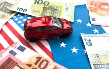 Avrupa Birliği bayraklarıyla ilgili Avro notları. Avrupa Birliği 'nde Çin elektrikli arabaları için vergi. AB ve ABD ticaret savaşı. Yüksek kalite fotoğraf