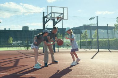 Basketbol antrenörü bir çocuğa nasıl basketbol oynanacağını gösteriyor. Koç bir çocuğu eğitiyor. Yüksek kalite fotoğraf