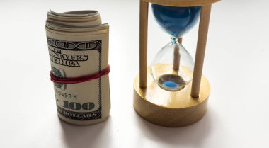 Dolar banknotlarının arka planında kum saati. Yüksek kalite fotoğraf