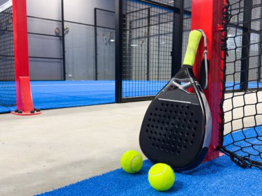 Padel raketi bir top ile bir padel kortunda. Yüksek kalite fotoğraf