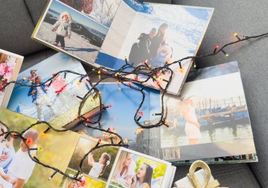 Yılbaşı ağacının yanındaki fotobooks, bayram hediyesi olarak renklendirilmiş. Yüksek kalite fotoğraf