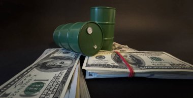  Variller dolusu petrol, ahşap bir masanın arka planına karşı Amerikan doları. Üretim, petrol ürünleri satışı. Yüksek kalite fotoğraf