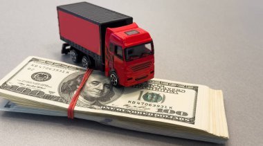 Oyuncak kamyon dolar üzerine yalan söylüyor, mesaj için yer var. Yüksek kalite fotoğraf