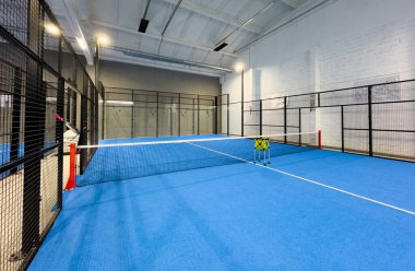  Mavi kortlu yüzgeçli tenis kortu. Yüksek kalite fotoğraf