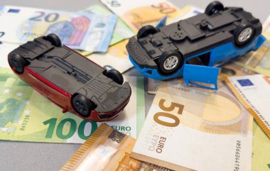 Avro banknotlarının arka planında iki araba kazası. Yüksek kalite fotoğraf