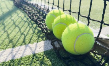  Raket tenis kortunun yanında raket tenis topları. Yüksek kalite fotoğraf