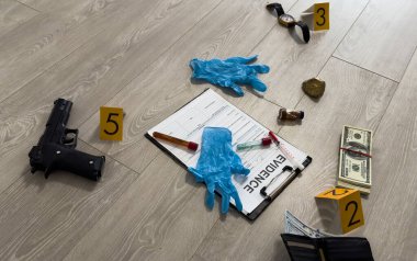 Yerde silah ve işaretler olan bir suç mahallinin yüksek kontrastlı görüntüsü. Yüksek kalite fotoğraf