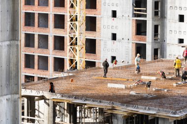 İnşaat mühendisi ekibi standart güvenlik üniforması içinde inşaat alanında çalışıyor. Yüksek kalite fotoğraf