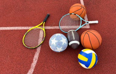 Çeşitli Spor Malzemeleri ve bir sürü farklı aksesuar. Yüksek kalite fotoğraf