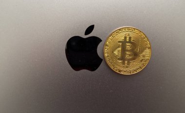 Kyiv, Ukrayna - 09 Mart 2025: kripto para bitcoin sembolü ve Apple sembolü bir arada kalır. - Evet. Yüksek kalite fotoğraf