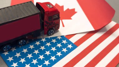 Arka planda ABD Kanada bayrağı var. Kamyon, nakliye, nakliye. Nakliye ve lojistik konsepti. Yüksek kalite fotoğraf