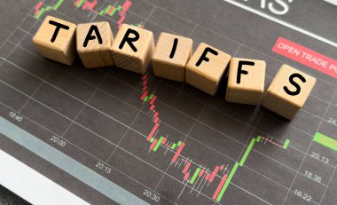 Tariff 'in finansal tablolardaki tahta oyuncaklarla yaptığı kelime. İş konsepti. Yüksek kalite fotoğraf