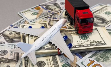  Oyuncak kamyon dolar üzerine yalan söylüyor, mesaj için yer var. Yüksek kalite fotoğraf