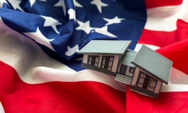 Banliyö mahallesinde Amerikan bayrağı. Yüksek kalite fotoğraf