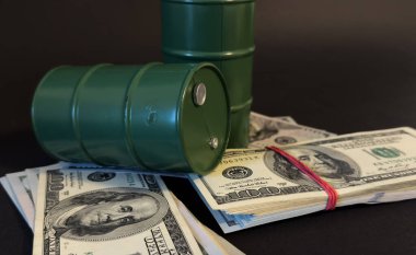 Uçak ve para. Amerikan dolarlarının arka planında bir uçak. Seyahat masrafları, uçak biletleri ve uçak biletleri, tatil masrafları. Yüksek kalite fotoğraf