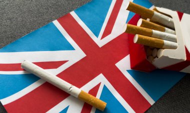 Sigara içilmiyor. Büyük Britanya bayrağı sigara içmenin yol açtığı zararın bir sembolü olarak kırık bir sigarayı tasvir eder. Yüksek kalite fotoğraf