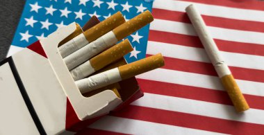 Amerikan bayrağı, dolar ve sigara. Yüksek kalite fotoğraf