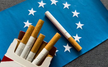 Avrupa 'da sigara satışlarında artış. Sigaralar AB bayrağının arka planında. Yüksek kalite fotoğraf