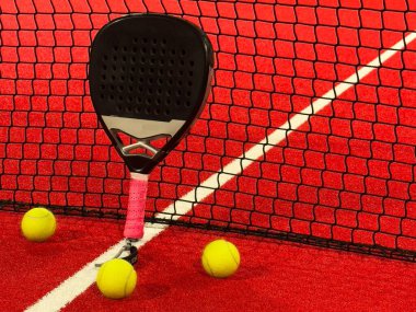  Profesyonel raket, kırmızı arka planda doğal ışıklandırma. Yatay spor temalı poster, tebrik kartları, başlıklar, web sitesi ve uygulama. Yüksek kalite fotoğraf