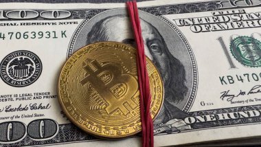  Beyaz arka planda izole edilmiş bitcoin 'li ABD Doları desteleri. Yüksek kalite fotoğraf