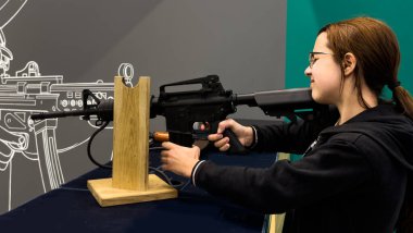 Kız havalı tüfekle atış eğitimi alıyor. Yüksek kalite fotoğraf