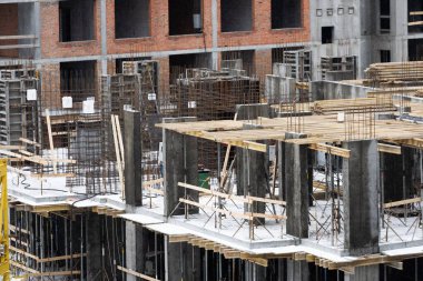 Büyük bir bina yapım aşamasında. Yüksek kalite fotoğraf