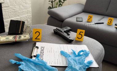 Polis uzmanı etiket kanıt numarası, çeşitli laboratuvar testleri adli ekipmanlar, kavramsal görüntüler hakkında yazıyor. Yüksek kalite fotoğraf