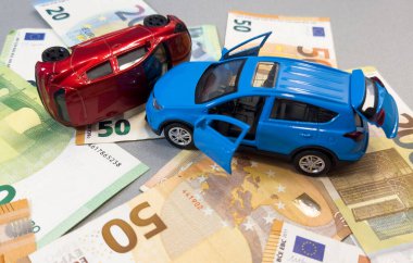 Avro banknotlarının arka planında iki araba kazası. Yüksek kalite fotoğraf