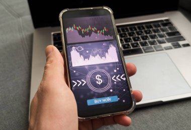 Smartphone ile çalışan bir tüccar, FOREX grafik hologramı piyasa davranışlarını analiz etmek için, daktilo etmek için. Çifte maruziyet. Yüksek kalite fotoğraf