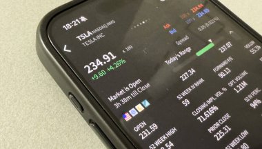 Cep telefonu ekran şirketindeki Tesla logosu hisse senedi borsasında yükseliş veya düşüş - Kyiv, Ukrayna - 20 Mart 2025 Yüksek kalite fotoğraf