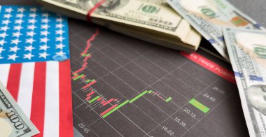 Bir grafiğin arka planına karşı Amerikan doları. Amerikan ekonomisi. Amerika 'daki ekonomik kriz. Kârda azalma. Durgunluk. Yüksek kalite fotoğraf
