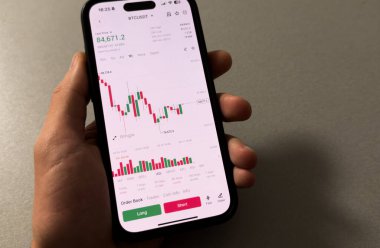 Kyiv, Ukrayna - 20 Mart 2025: Bir cep telefonu dijital varlık yatırımının artan popülerliğini vurgulayan bir kripto para birimi ticaret uygulaması sergiliyor. Yüksek kalite fotoğraf