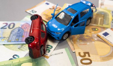 Avro banknotlarının arka planında iki araba kazası. Yüksek kalite fotoğraf