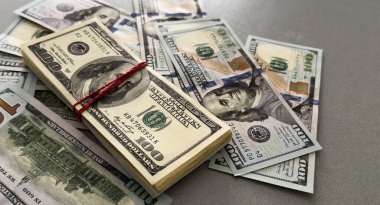 Beyaz arka planda dolar. Yüksek kalite fotoğraf