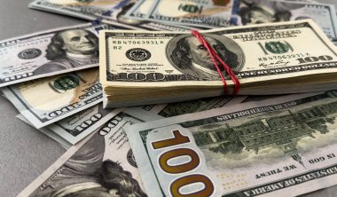 Dolar geçmişine 100 dolarlık banknot yığını. Yüksek kalite fotoğraf