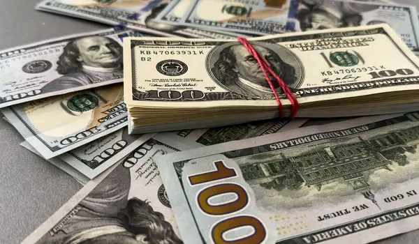 Dolar geçmişine 100 dolarlık banknot yığını. Yüksek kalite fotoğraf