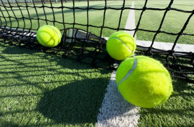 Parlak yeşilimsi, sarı tenis topu yeni boyanmış kortta. Yüksek kalite fotoğraf