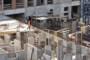 Bodrum merdivenlerinin betonlaşması sırasında inşaat alanının en üst görüntüsü. Yüksek kalite fotoğraf