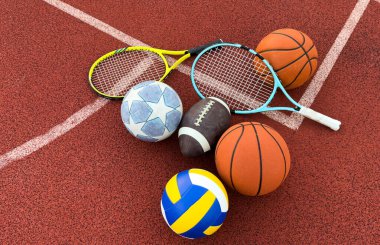 Sahada spor malzemeleri, toplar, raketler. Yüksek kalite fotoğraf