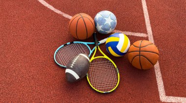Amerikan futbolu, futbol topu, tenis raketi, tenis topu ve basketbol da dahil olmak üzere çeşitli spor malzemeleri. Yüksek kalite fotoğraf