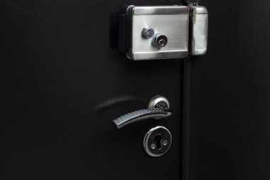 Kapı kolu çapraz ve kilitlen